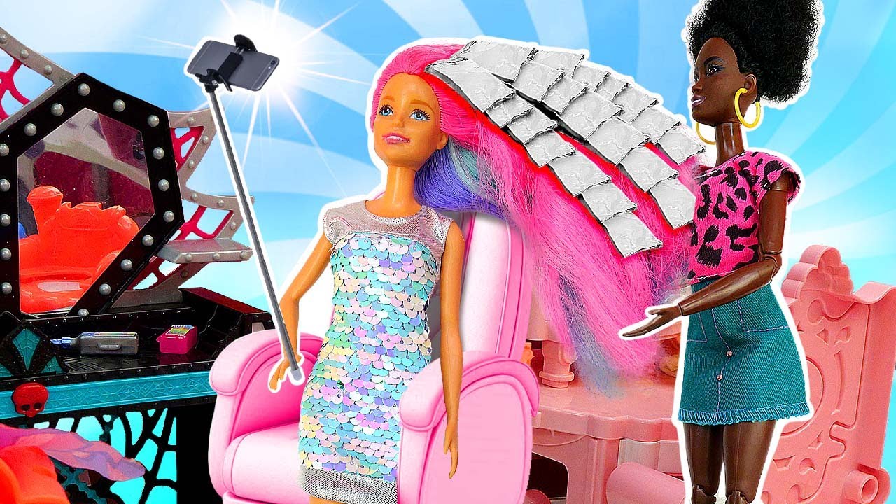 A boneca mantém um blog fictício e compartilha seu dia a dia