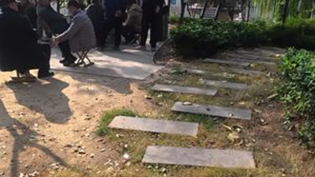 单亲妈妈出去兼职贴膜，被人围起来是什么体验～放下面子是一个人强大的开始，告诉自己，我干什么都不丢人，没有人在意我，继续加油～#纪录美好生活 #记录我的生活