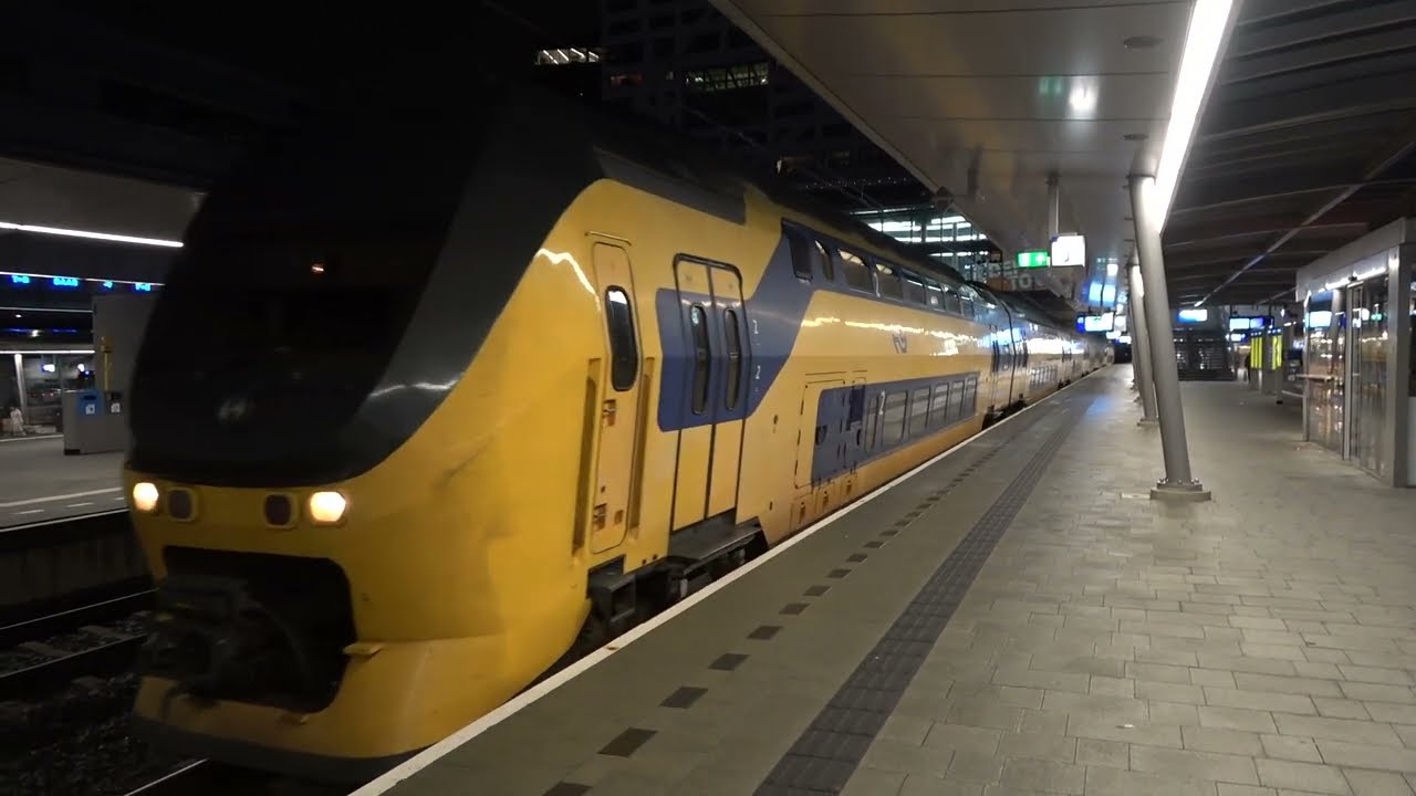 VIRM 8742 vertrekt met vreemd geluid van Utrecht Centraal