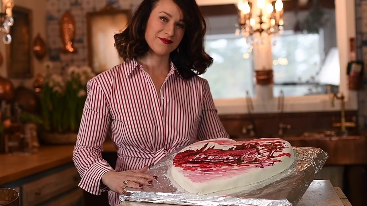 CELEBRATING THE AMATEUR | Watercolor Valentine's Day Cake | WATERCOLORING ON CAKES