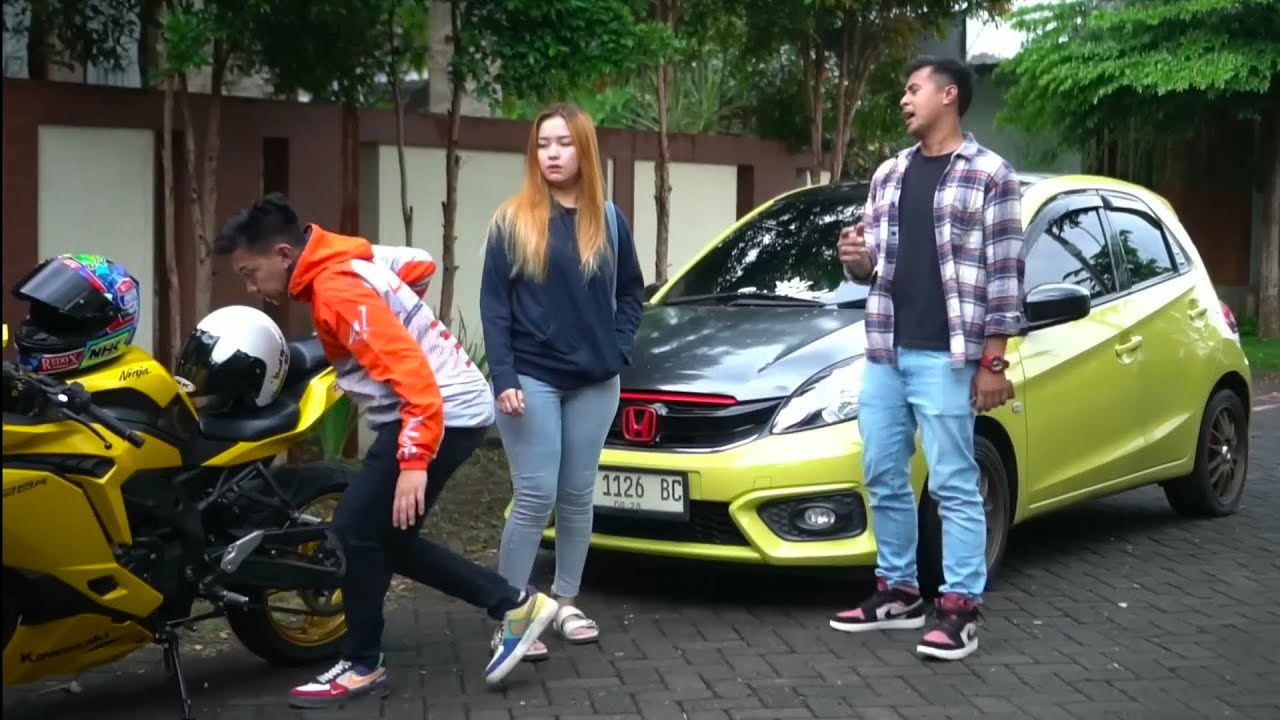 Грубый мужчина за рулем автомобиля Brio подавлял соперника молодого босса из-за езды на мотоцикле...