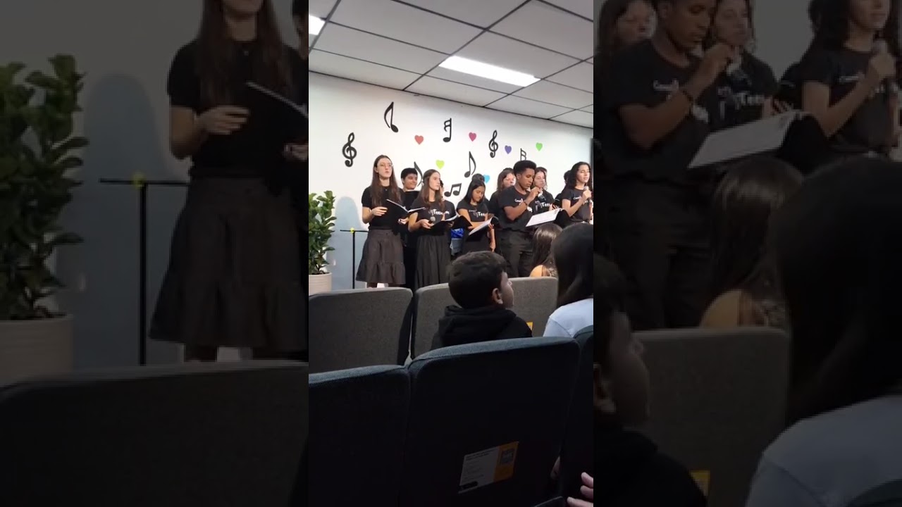 Ângelo Miguel cantando no Coral Teen 