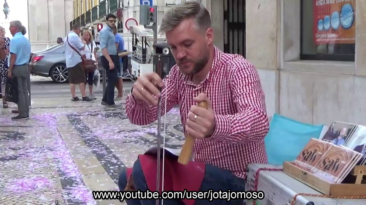 Musical saw, Street artist play saw, Hallelujah Aleluia, Leonard Cohen, Lisbon 2017