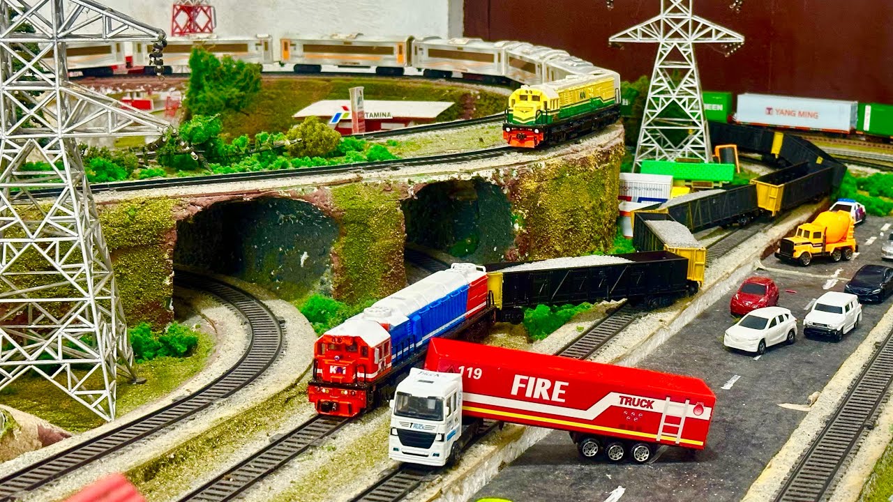 Kereta api CC205 &CC201 Vintage KA Babaranjang anjlok terguling menabrak truk trailer yg mogok direl