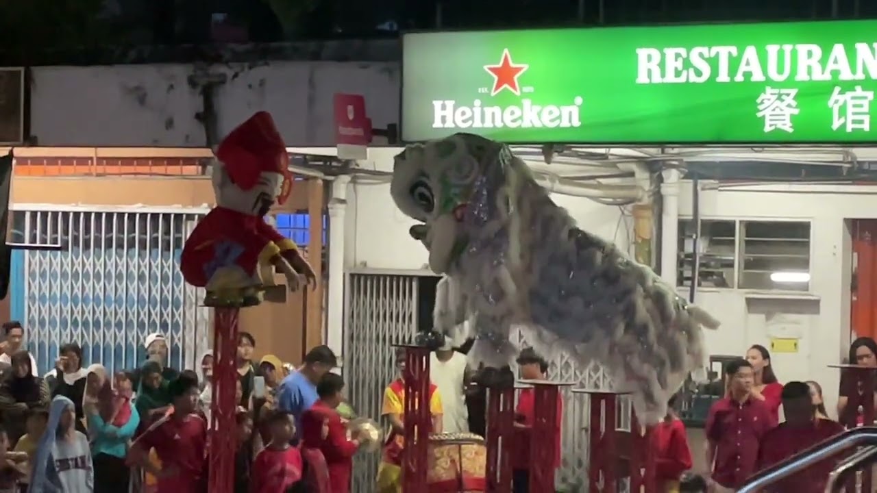 Lion dance performance from kota kinabalu..(restaurant 99 keningau)28012023