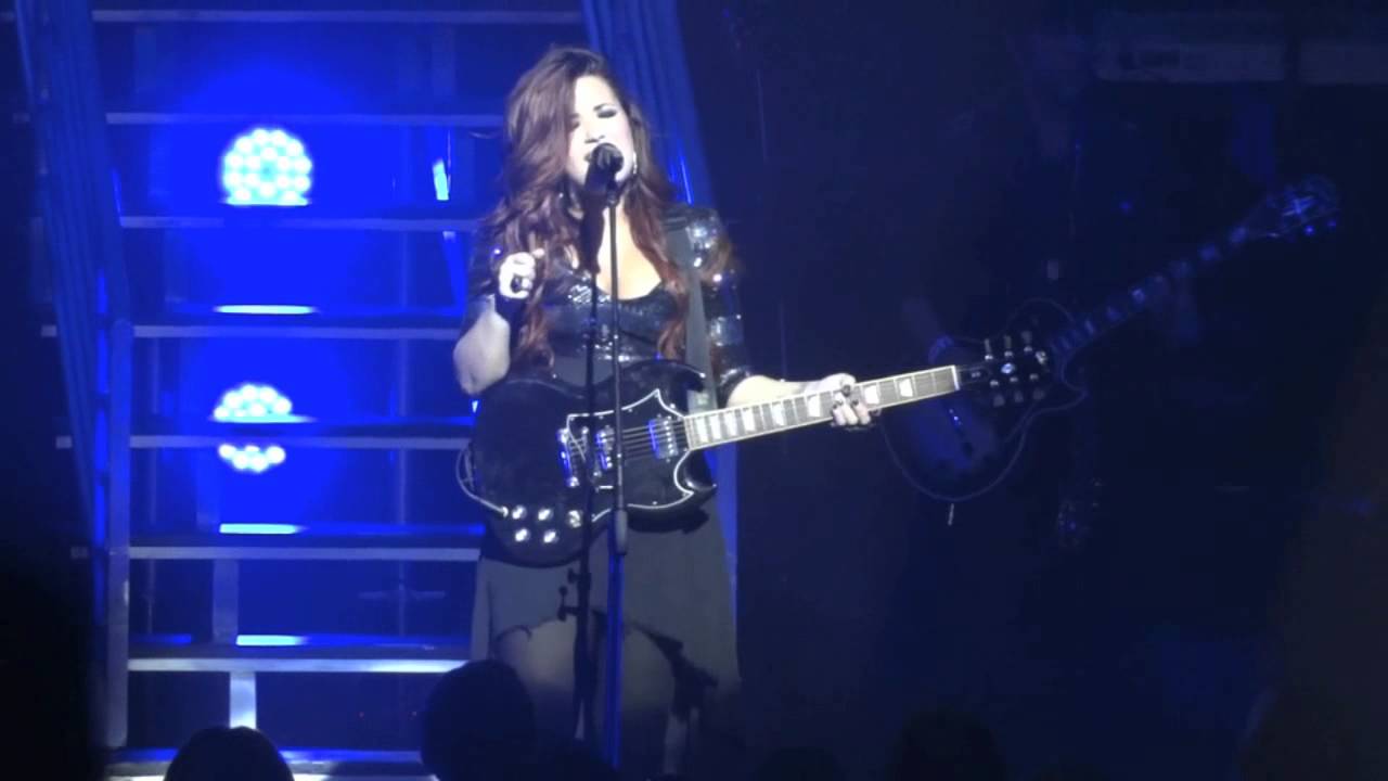 Demi Lovato HD - Catch Me/Don't Forget - Rosemont Theatre - Chicago 2011