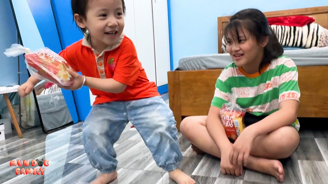 Diem was so cute when she shared her school contest prize with Quynh