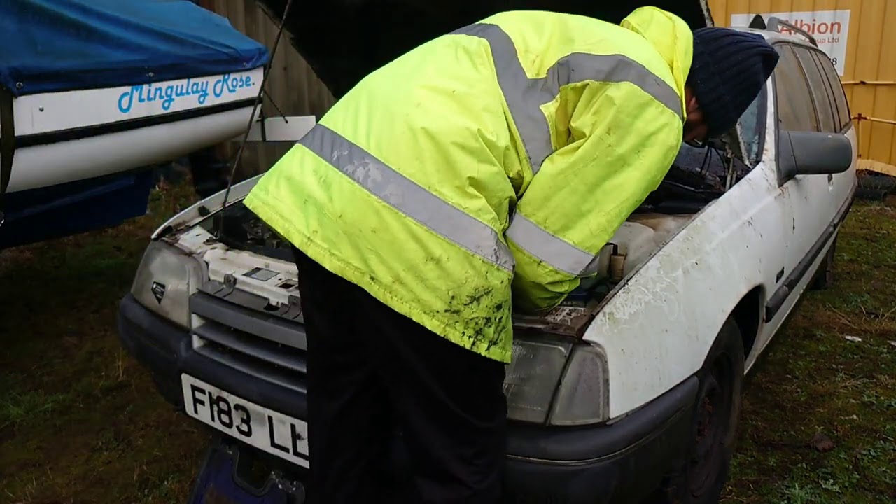 Opel Omega 2.4i barn find. Parked since '03, it's been recovered but can we make it start and drive?