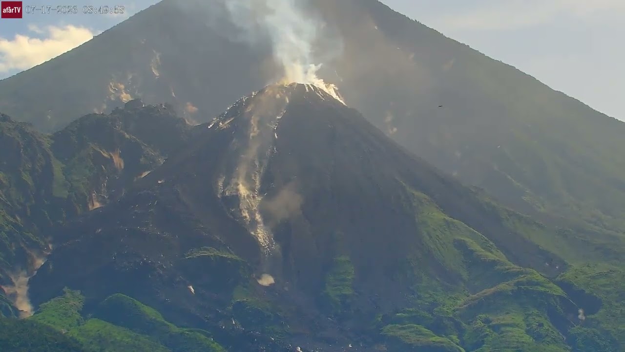 Caught on Camera: Violent M7.3 Earthquake Shakes Santa Mar&iacute;a Volcano Cam, Guatemala (Jul 17, 2026)