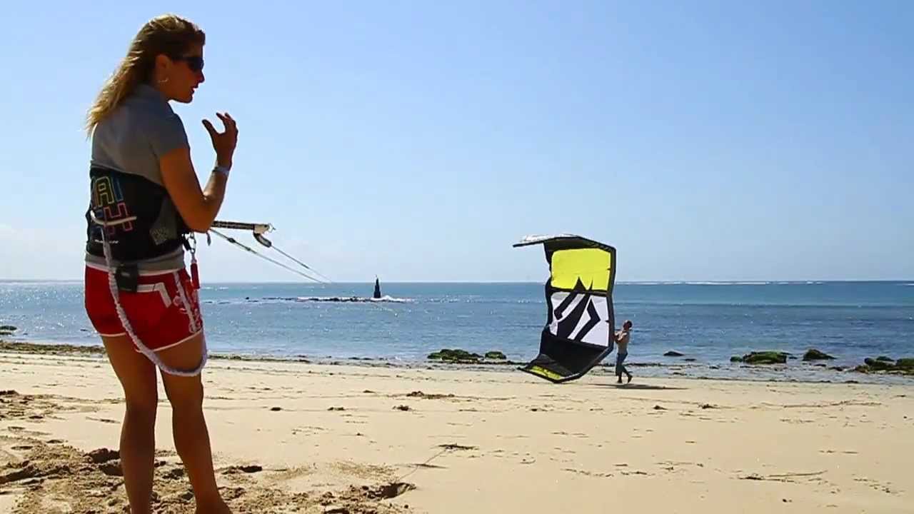 KITESURF - Décoller et atterrir une aile à deux avec la double Championne du monde