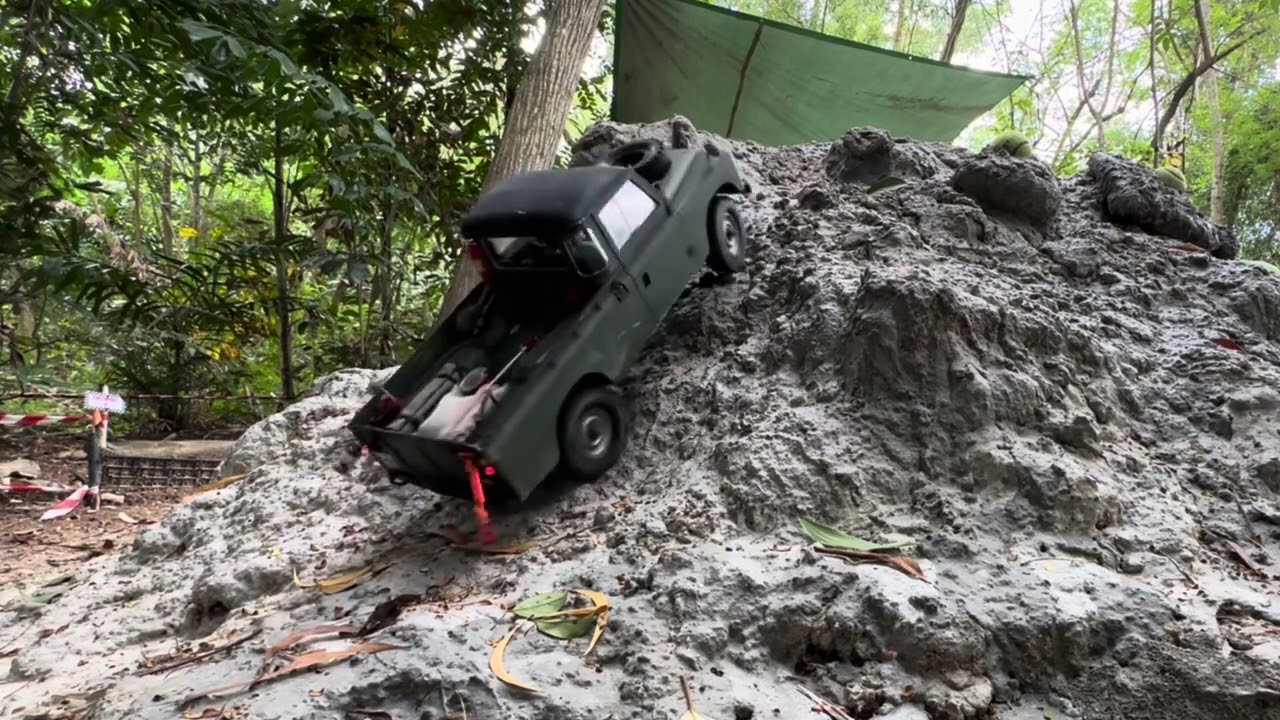 BoomRacing BRX02 Land Rover Series 3 109 Rock Crawling Session