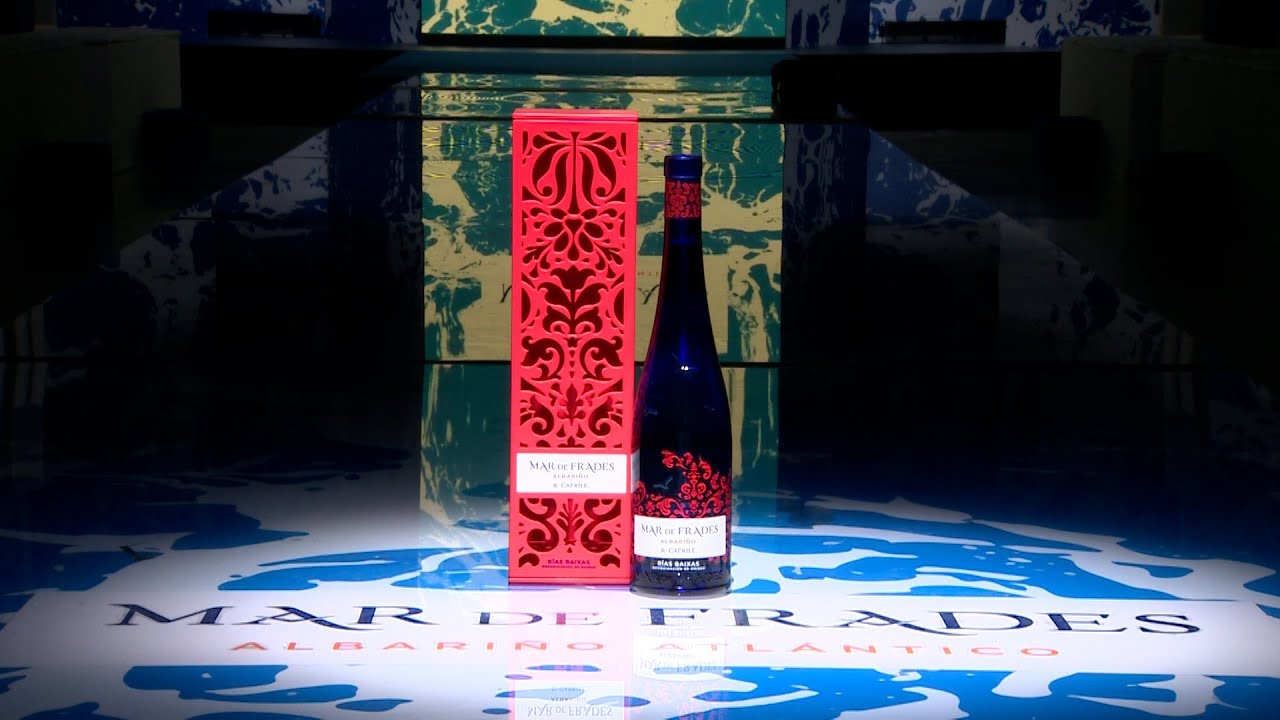 El dise&ntilde;ador Lorenzo Caprile viste la nueva botella de Mar de Frades