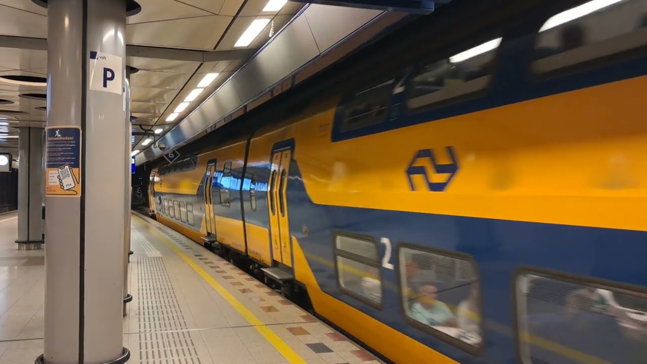 VIRMm vertrekt uit station Schiphol Airport!