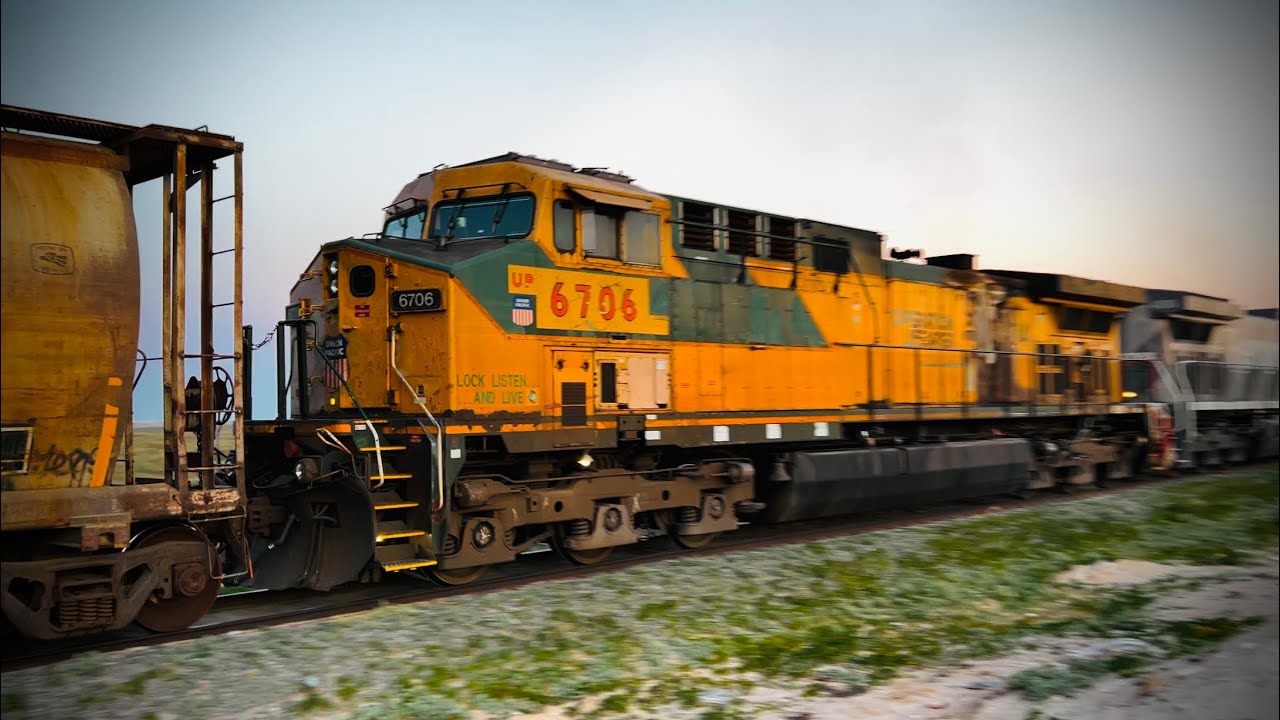 La locomotora Union Pacific 6706, apodada "The CNW Veteran" atravesando el GRAN DESIERTO DE SONORA🏜️