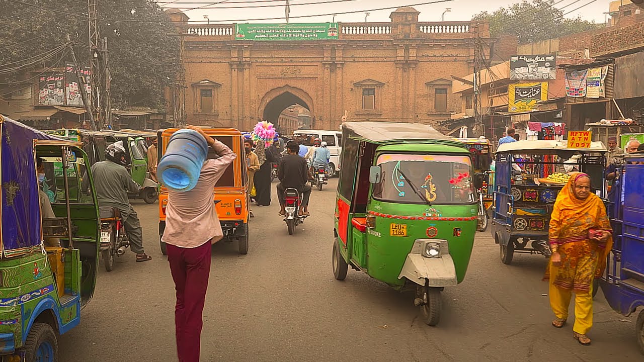 Daily Life in Karachi, Pakistan 🇵🇰  Street Life, Markets & Local Culture | Karachi Life Style
