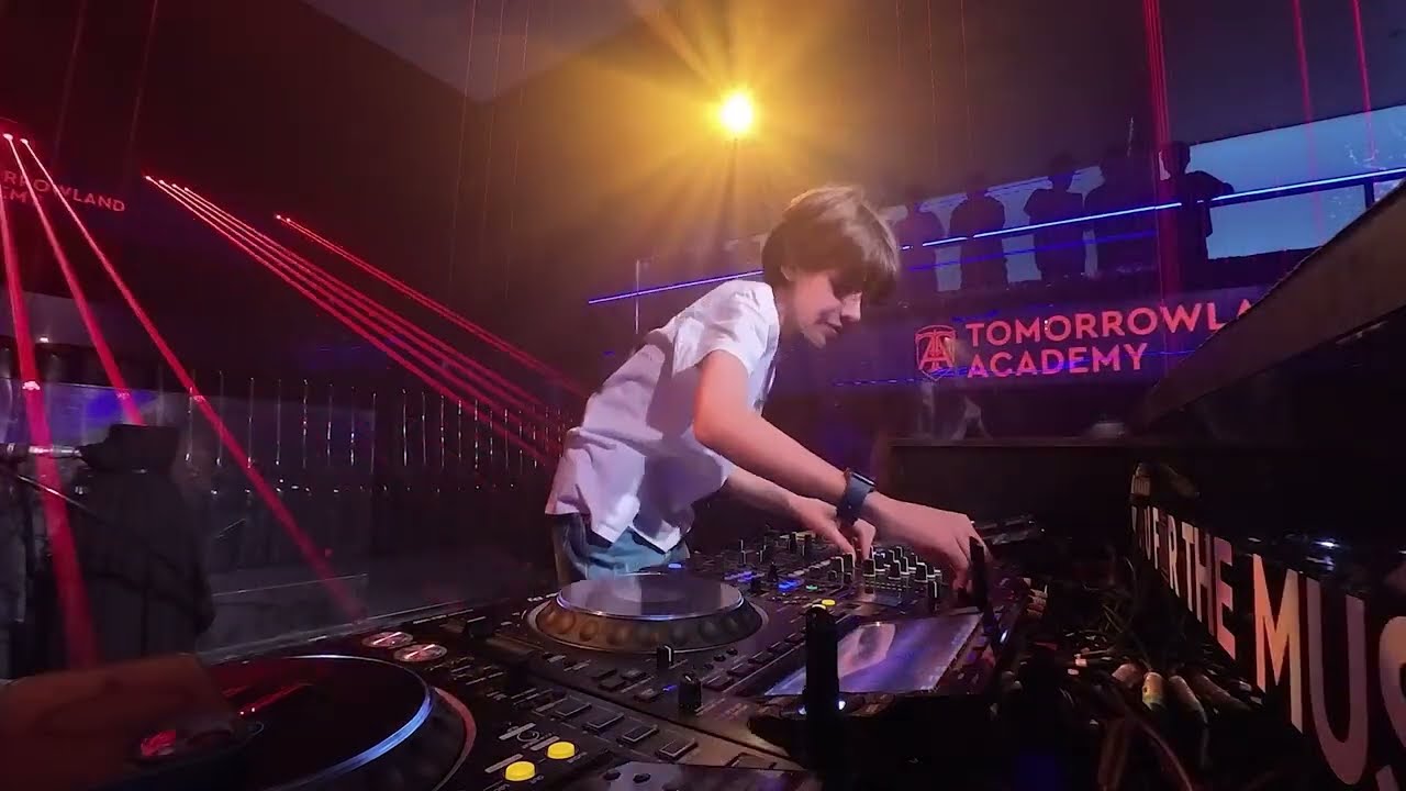 🔥🎧 DJ GAB en live au Carré – Tomorrowland Kids Academy 2024 🚀