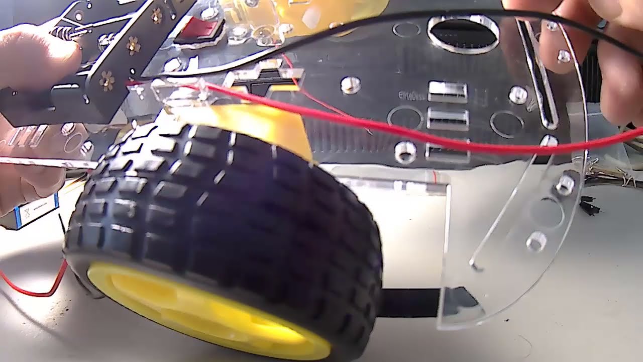 3.- Armado de un Robot Seguidor de Línea. Parte 3 (Base para pilas AA y Switch)