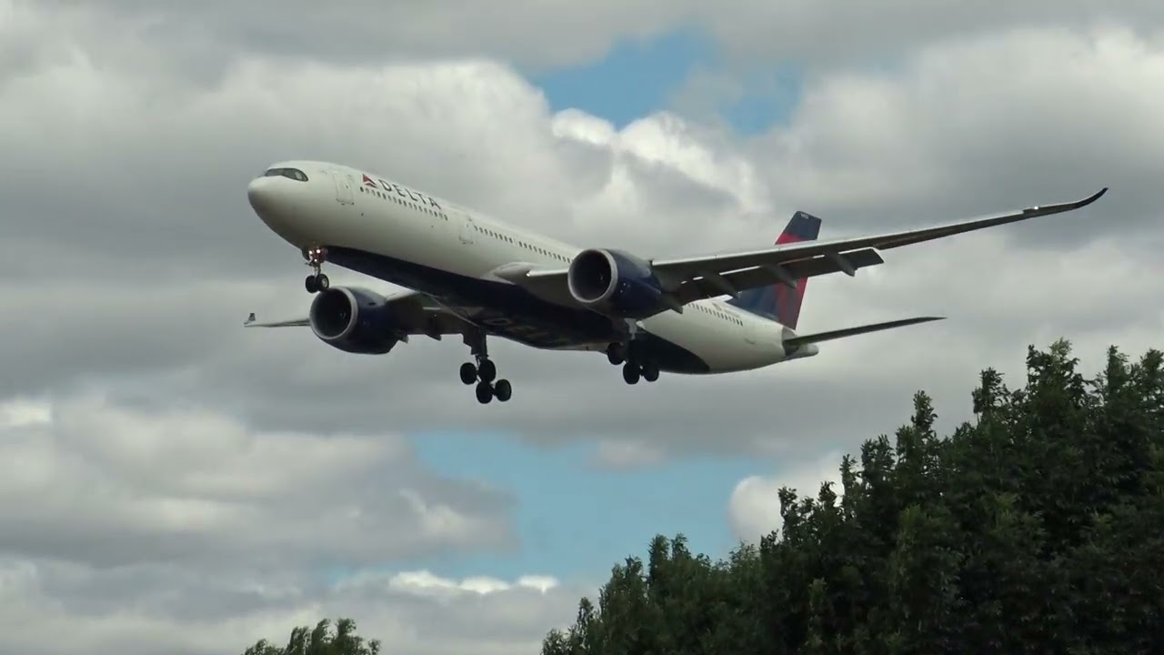Delta Airlines Airbus 330-900Neo N403DX Landing London Heathrow 27L