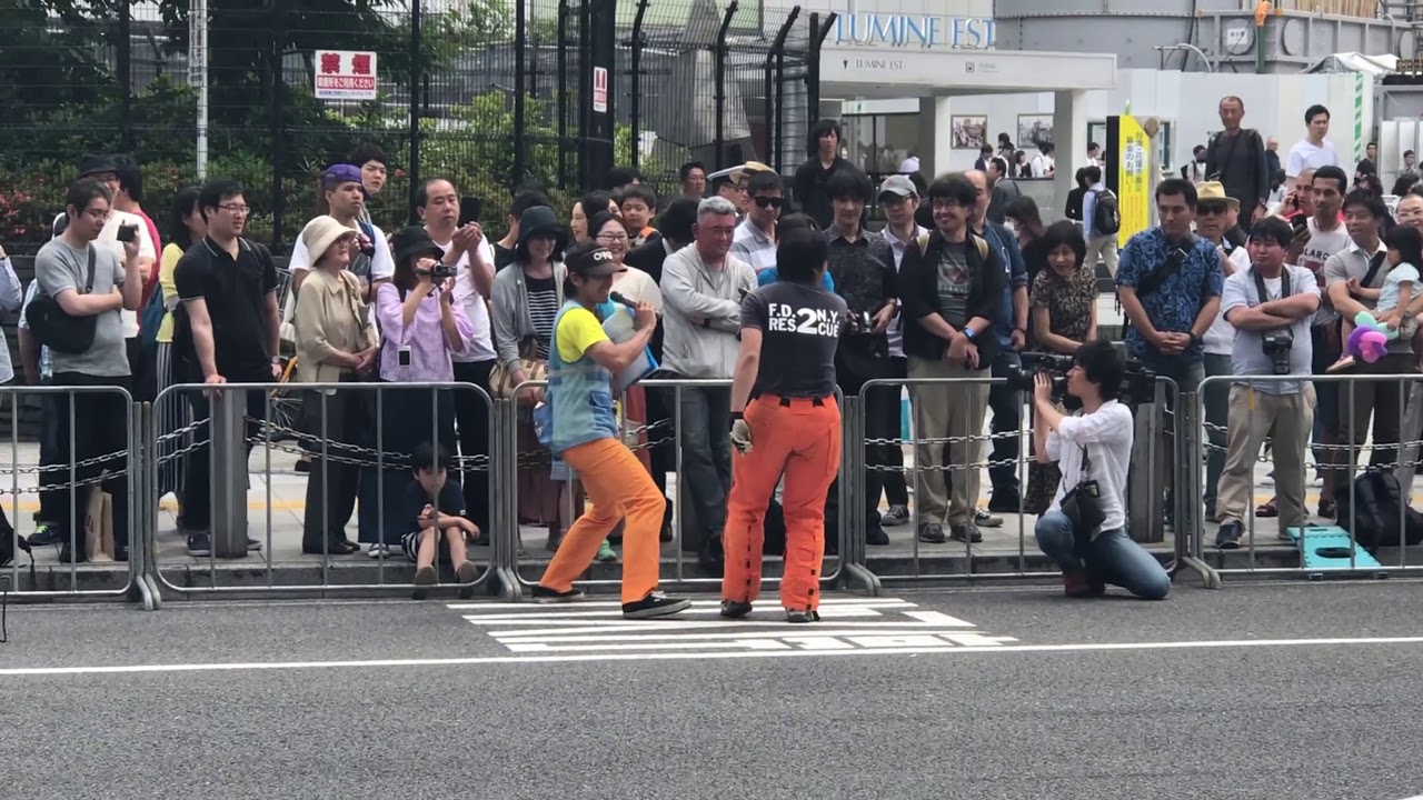 スタントマンによる交通事故の再現と警察による歩行者襲撃事件の再現