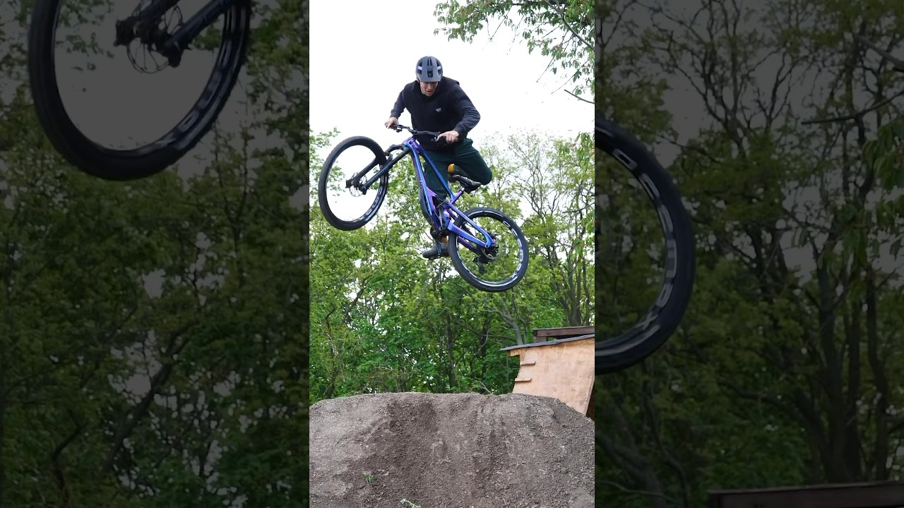 Prvn&iacute; skok na na&scaron;em Backyardu jsme zprovoznili, do čeho se pust&iacute;me př&iacute;&scaron;tě?🤔 #bikeoclock #dirtjump