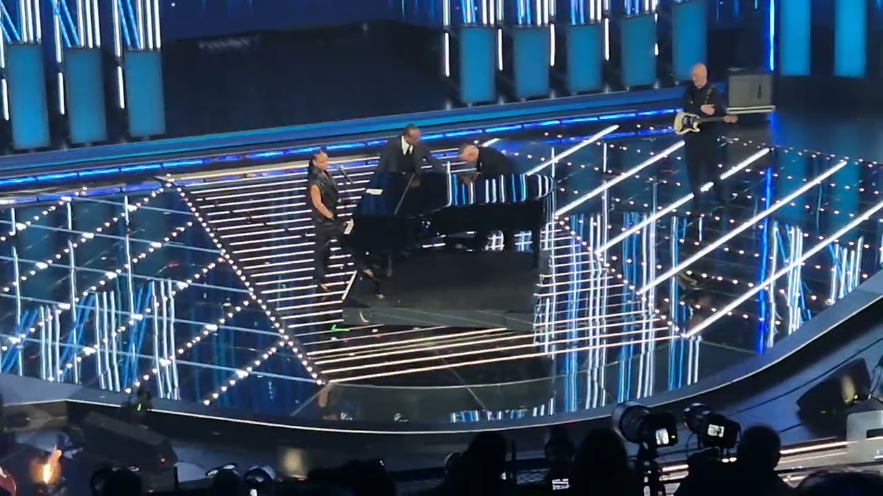 Fuorionda Carlo Conti, Alicia Keys & Eros Ramazzotti (dopo inconveniente tecnico al pianoforte)