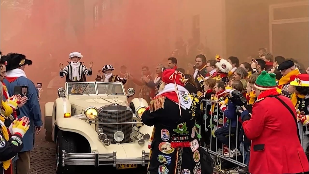 Jeugdprins Oeteldonk komt met de wagen aan I Dtv Den Bosch