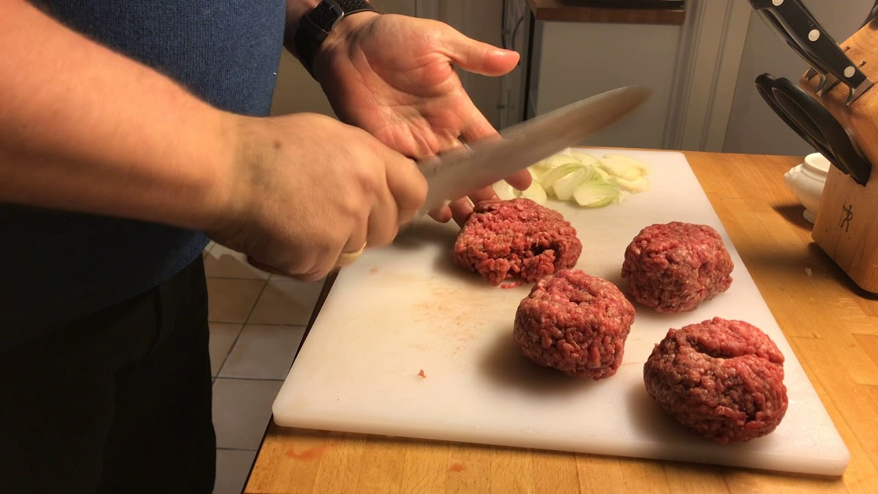 Hakkebøf med bløde løg og pandesovs! Klassisk dansk mad.