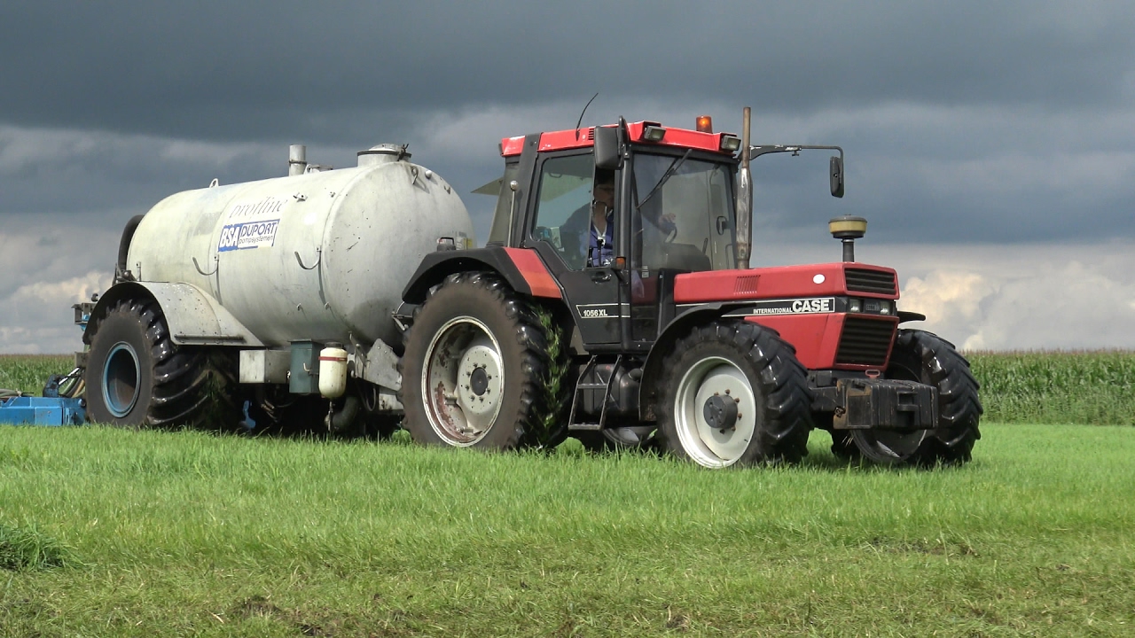 Grasland bemesten met Case International 1056XL en 956XL (2016)