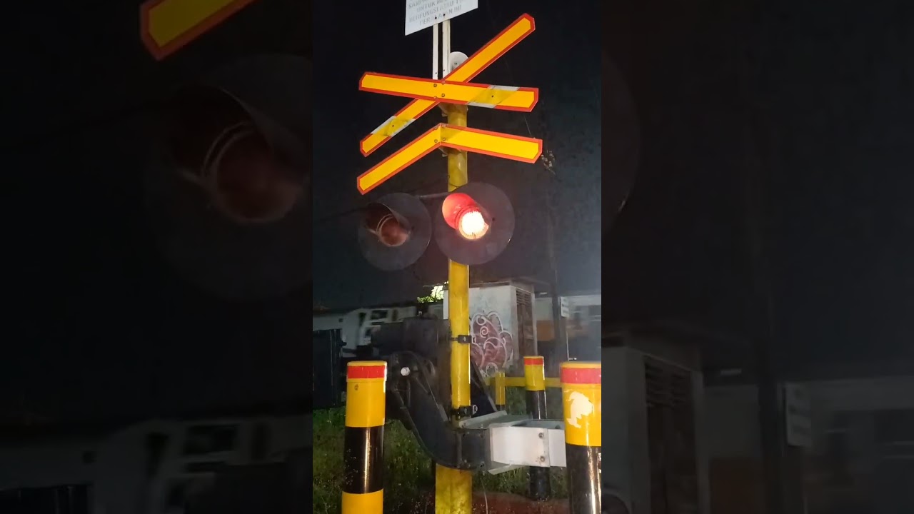 railroad crossing indonesia | perlintasan kereta api jpl 213 tegal #shorts #railroadcrossing