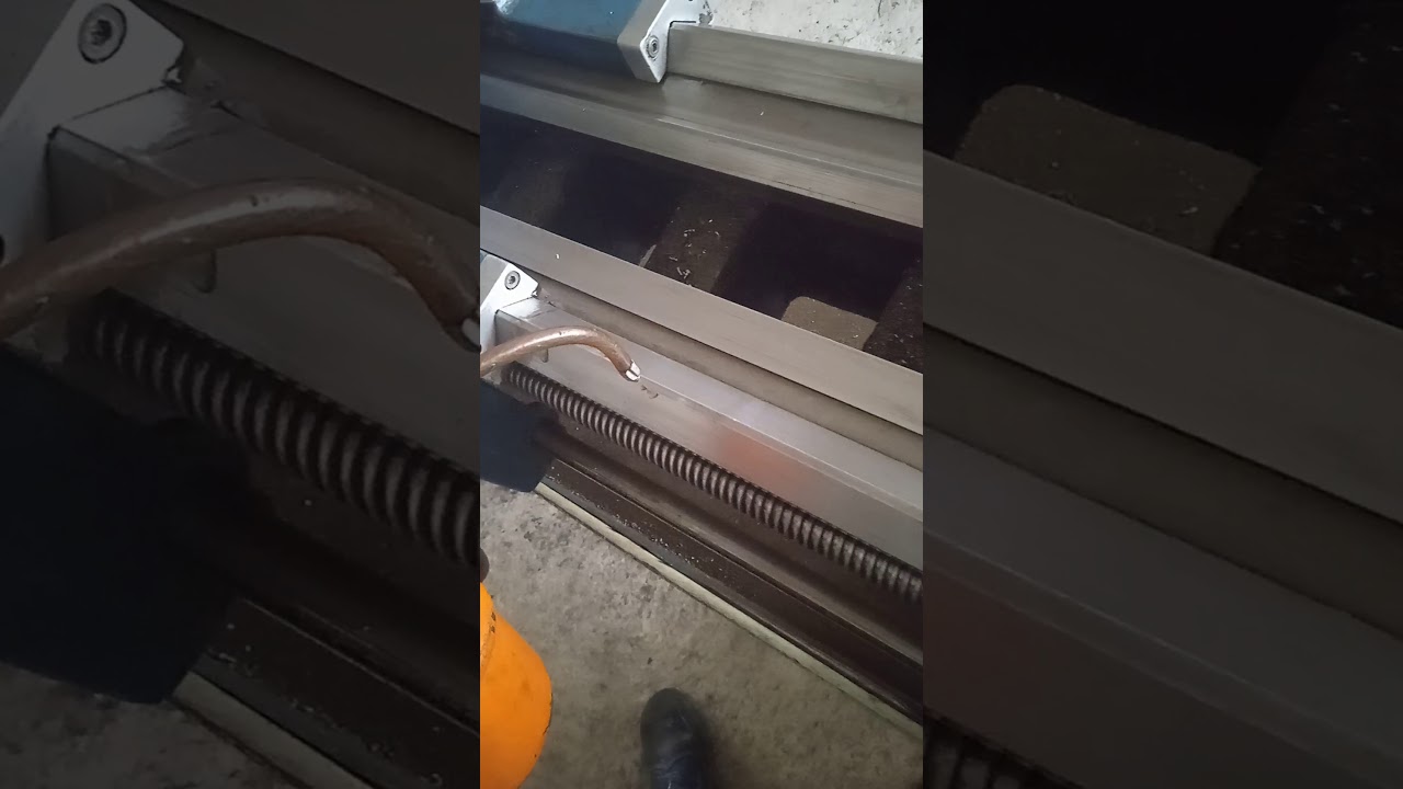 Aceitando 1er gu&iacute;a del carro longitudinal (torno convencional)