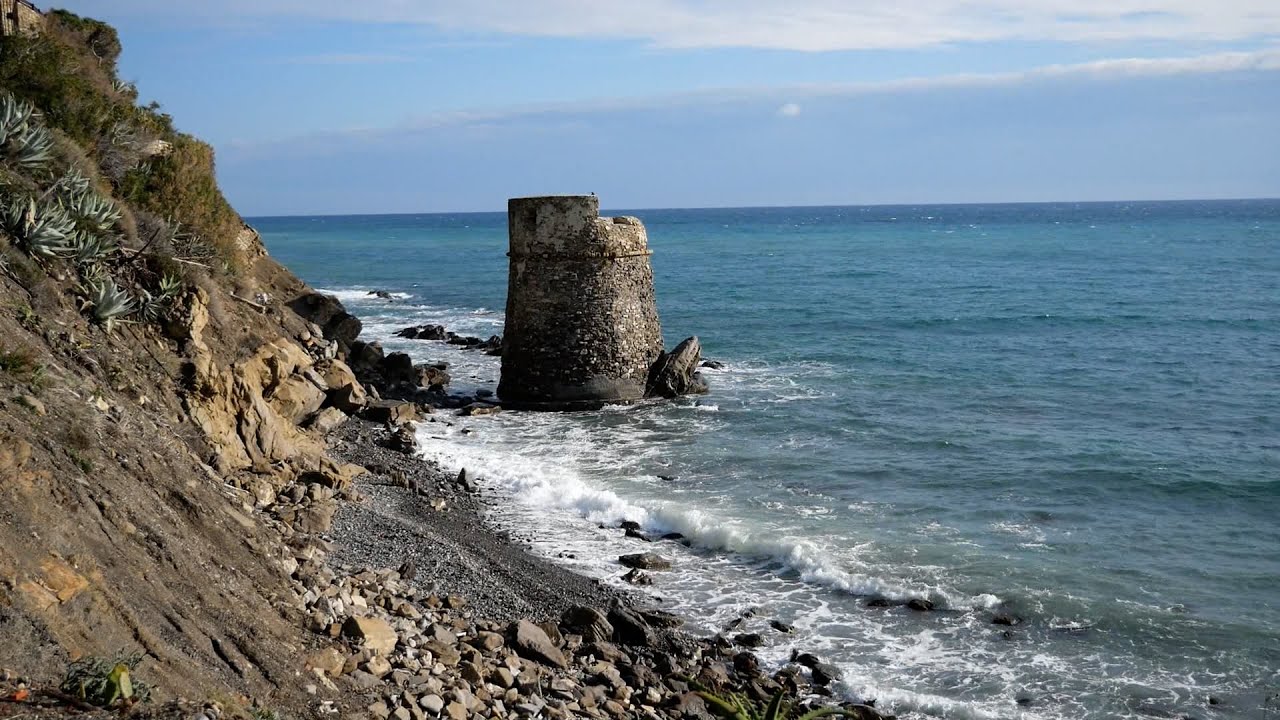 LIGURIA - L'antica Torre di Prarola, ad Imperia, tra mare e Pista Ciclabile della Riviera dei Fiori.