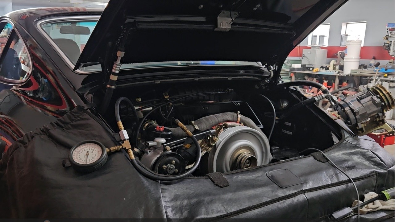 Porsche 911SC 1978 года выпуска поступил на ремонт из-за проблем с двигателем. #автомобиль #порше...