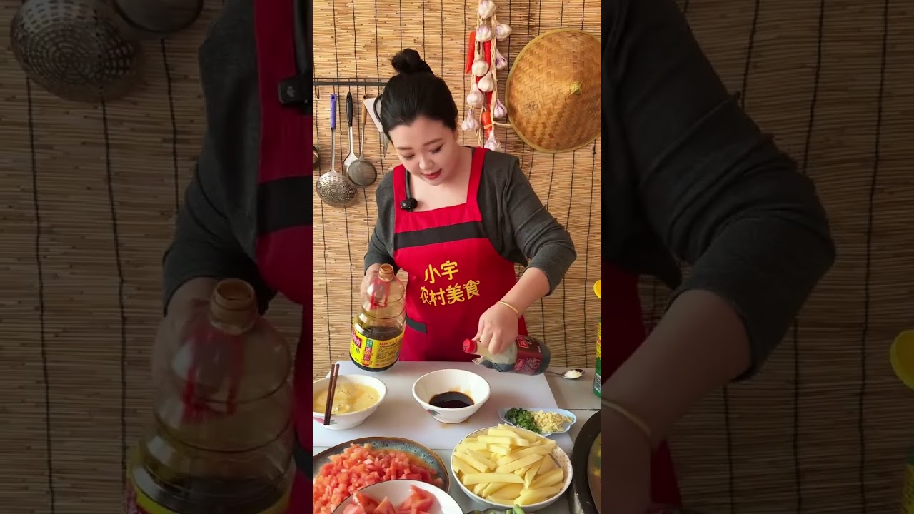 这一碗三拼盖浇饭的快乐谁懂呀，吸满汤汁的拉丝番茄炒蛋和裹满酱汁的豆角烧土豆拌米饭简直是香麻了，简单又美味，给肉都不换！#我的乡村生活 #农村美食 #抖音美食创作者 #豆角烧土豆 #新农人计划