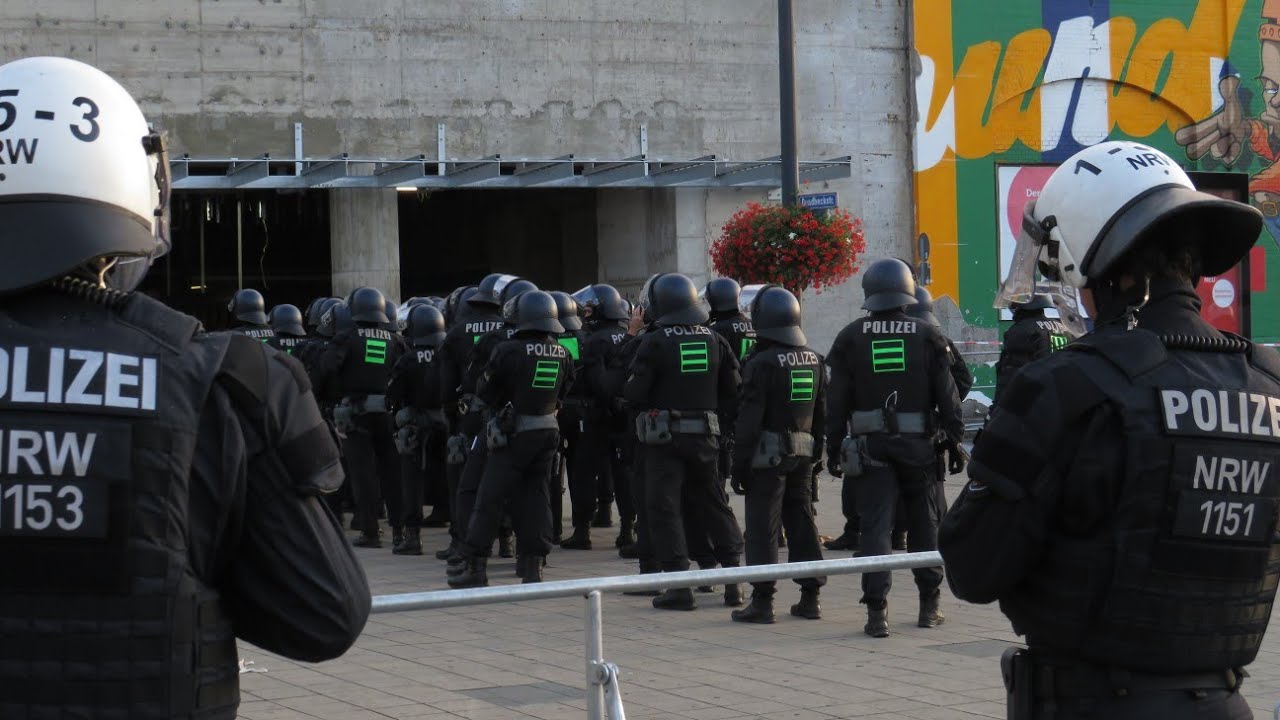 [Hochrisikospiel] Borussia Dortmund -- Schalke 04 [Großaufgebot von Polizei]