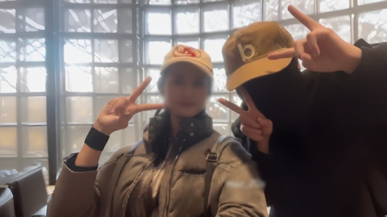 Любопытно! Кто эта женщина с V из BTS на выставке в этом 8-минутном видео?