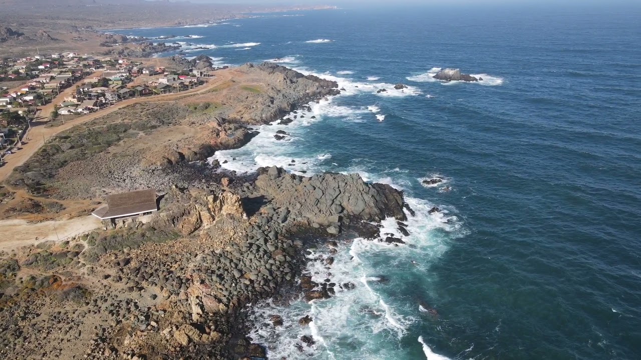 Vuelo sobre la Playa de Pichidangui y sus alrededores.