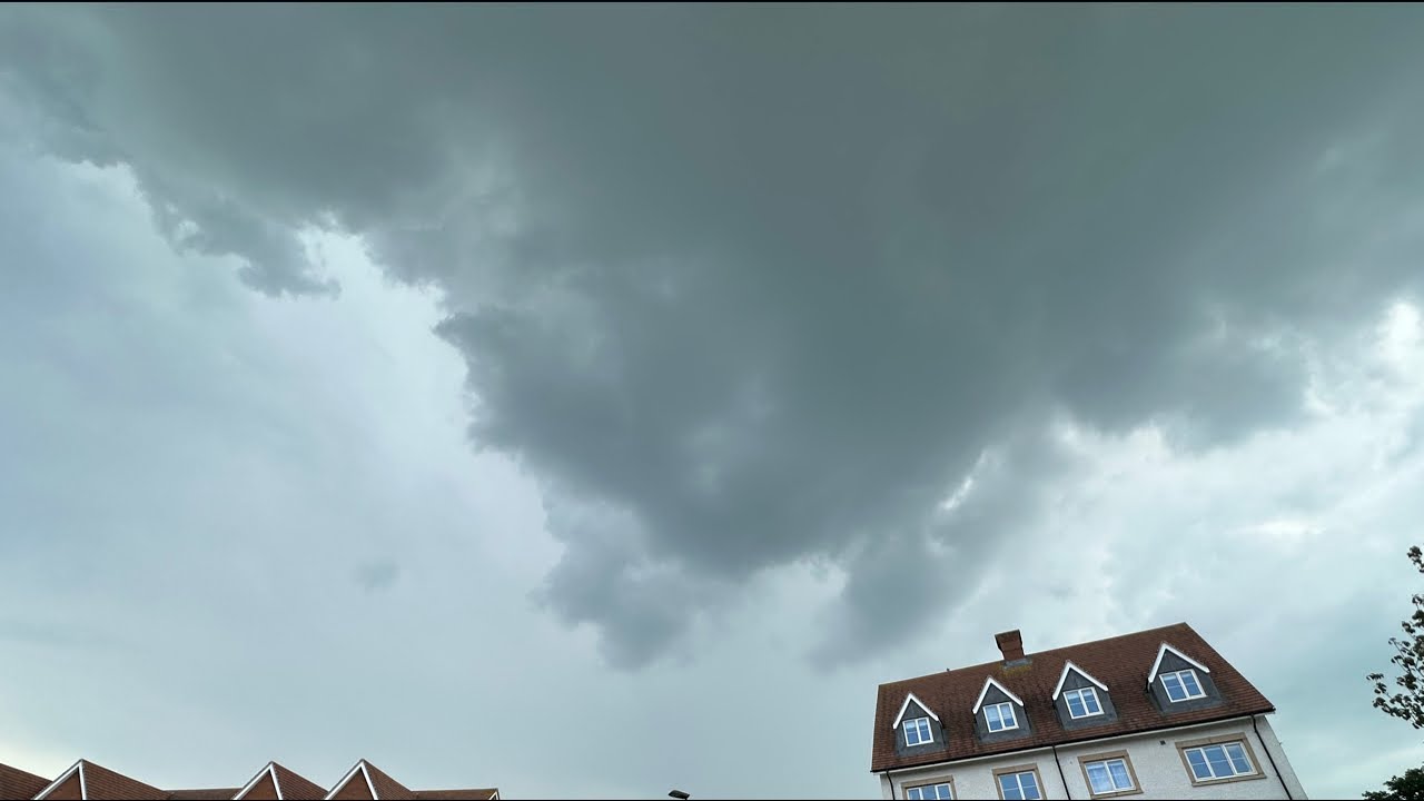 Thunder storm 29 degrees uk LIVE