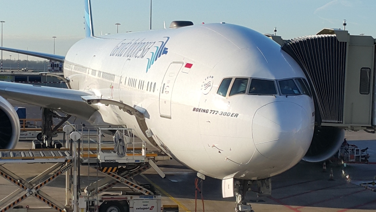 飛行記錄20170116【阿姆斯特丹→雅加達】印尼航空 GA-89 波音777-300ER 頭等艙(HD)