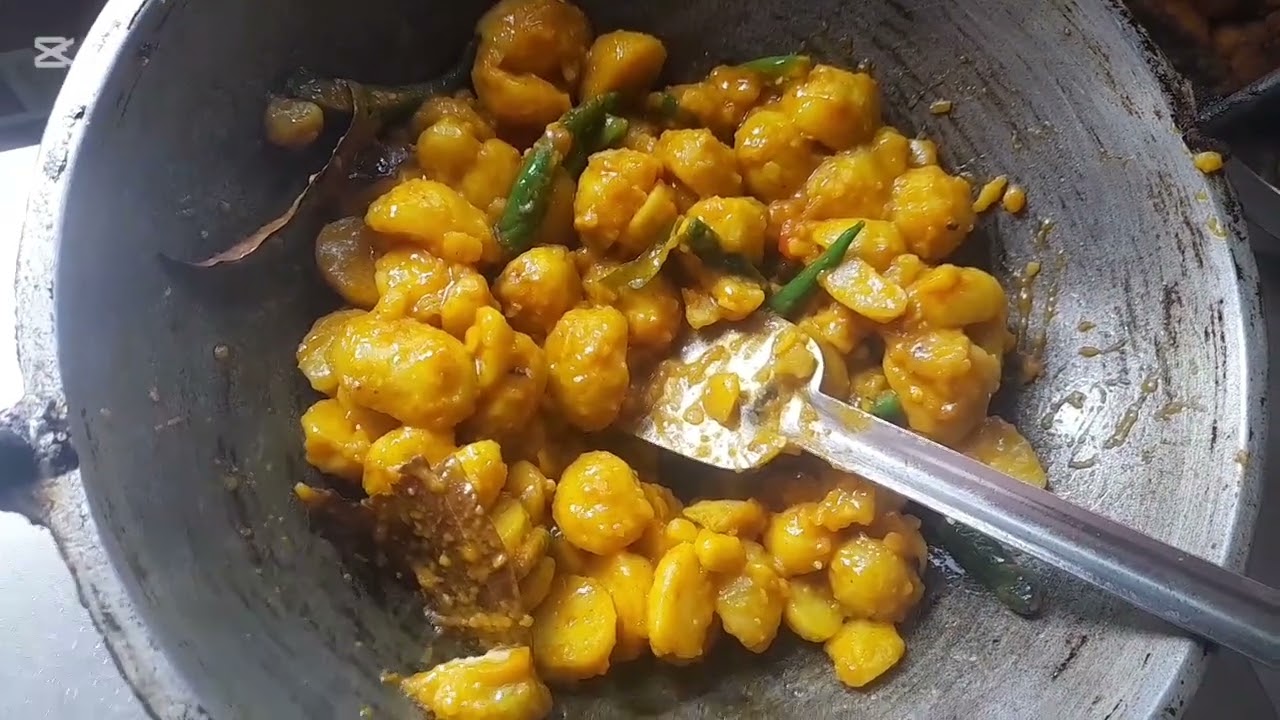 আলু দিয়ে মাছের ঝোল ও মাংস রান্না হলো