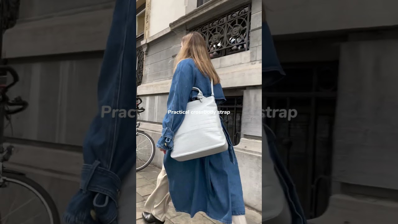 City strolls with the Loop in Croco Light Grey #kaaibags #workbag #crossbodybag