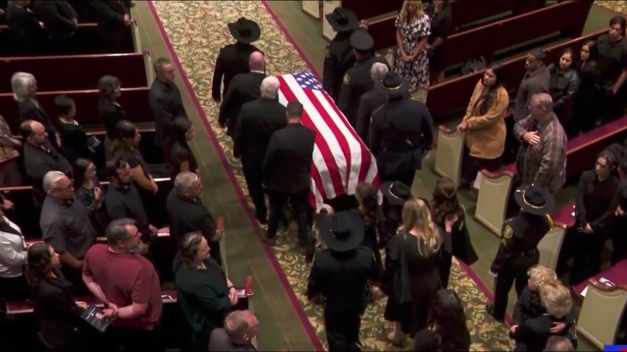 Сотни людей собираются, чтобы почтить память сержанта округа Сан-Хоакин. Джейсон Уэлен у обществе...