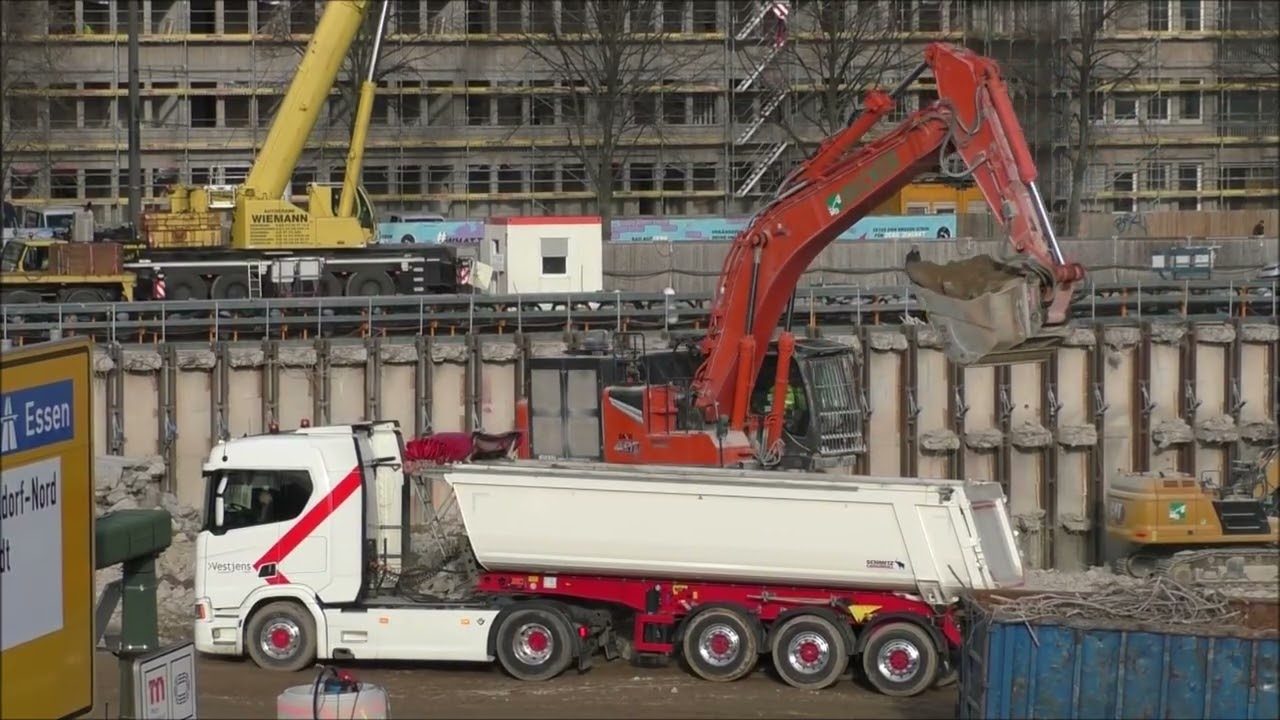 Bagger Hitachi 490 lädt LKW