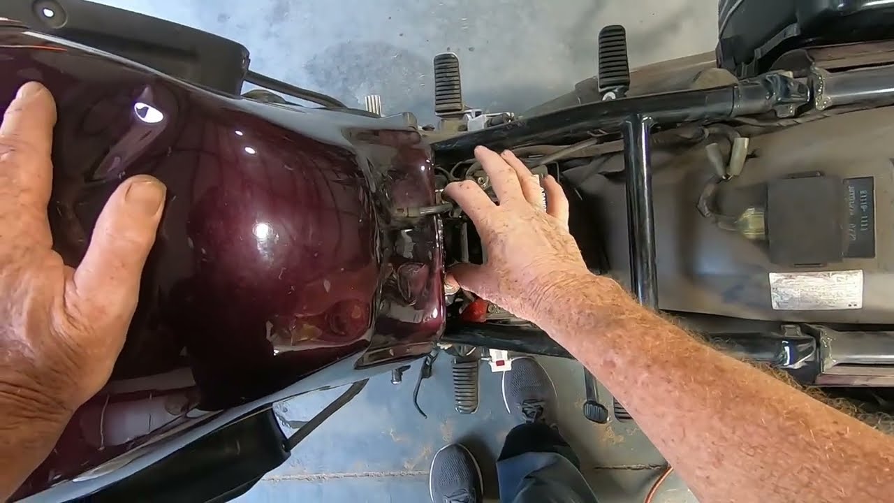 KAWASAKI 1000 CONCOURS back working on HER