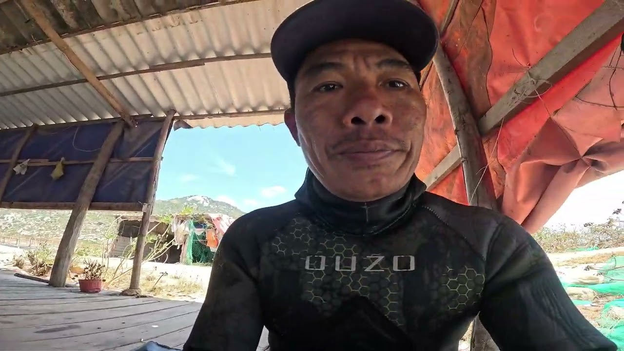 Lụm được hũ vàng dưới nhà sàng khi đang hái rong