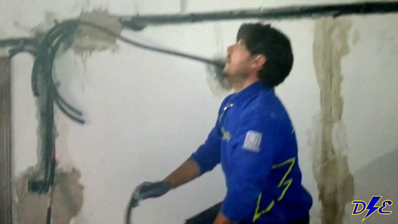Sujetar tubos de electricidad