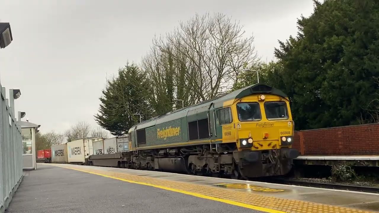 🎺👍 another reason to like this train 66568 with the tiny wheels, freezers & pocket wagons 20/2/2026