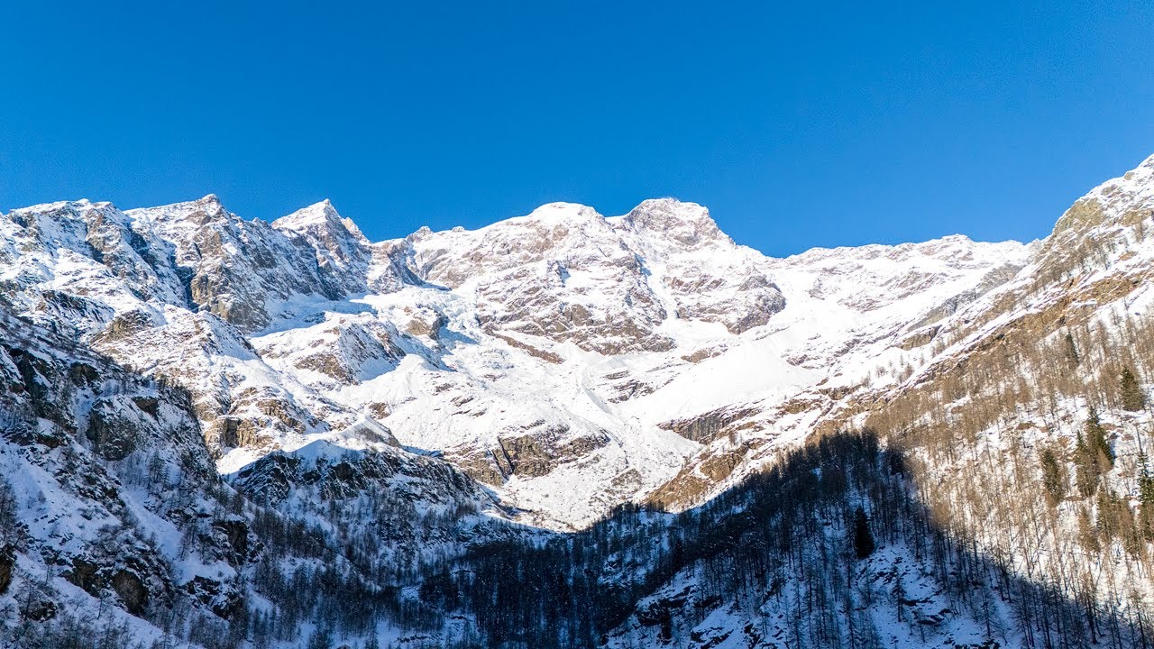 RIFUGIO PASTORE - LA FINESTRA SUL MONTE ROSA | 1575 mt slm