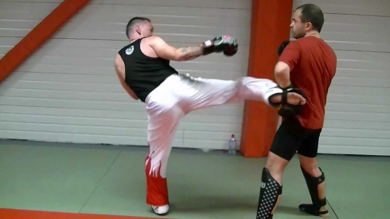 Encha&icirc;nement pieds-poings-pieds en Full-contact d&eacute;montr&eacute; par Maxime LARRIBE