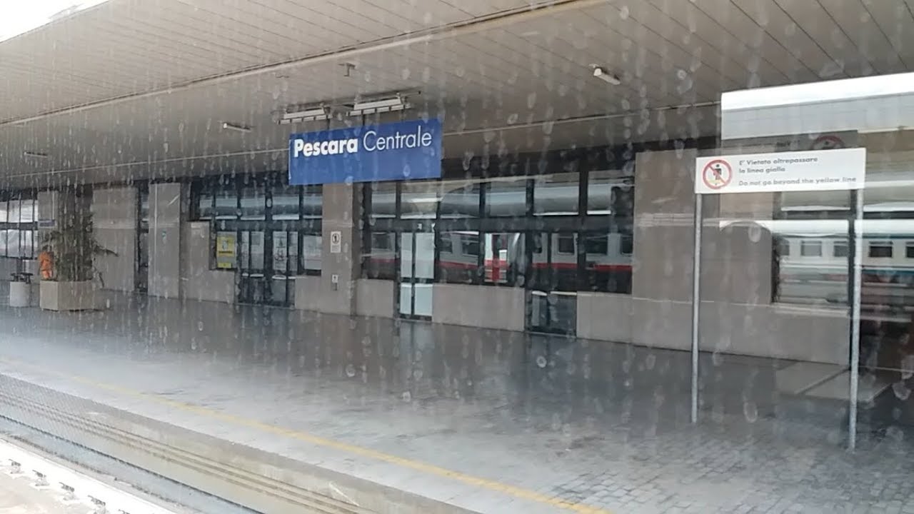 HD - Arrivo - Ripartenza da Pescara C.LE a bordo del Frecciabianca (FB 8881) Venezia - Lecce