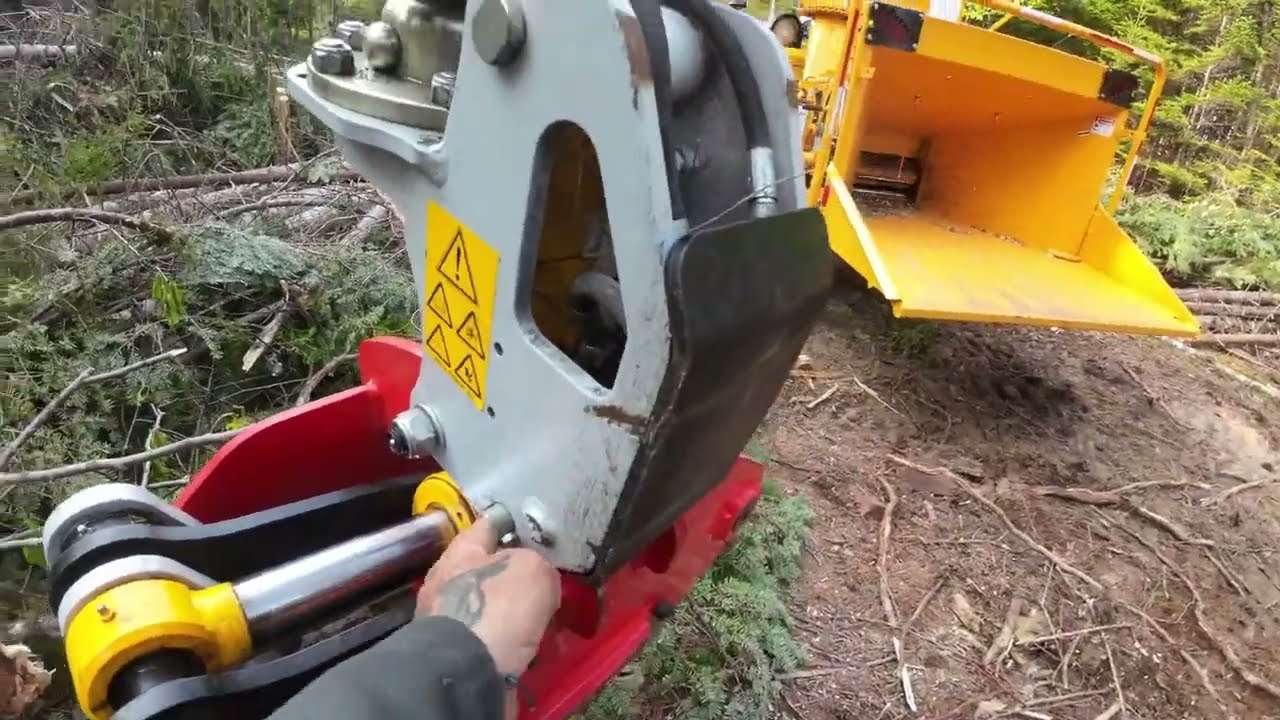 Whole Tree Chipping with the Bandit 12XPC. #bandit #chipper #landclearing #nisula #175treeshear